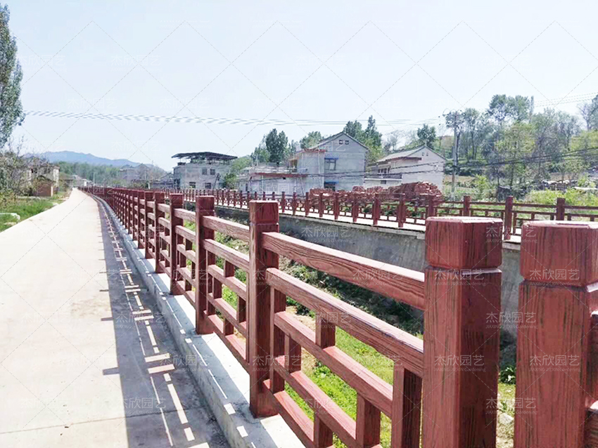 河道護(hù)欄選什么材質(zhì)好？